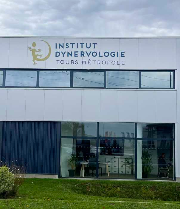 Façade de l'Institut de Dynervologie à Saint-Cyr-sur-Loire